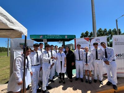 Alumnos del turno noche del Colegio Nacional Pedro Pablo Peña entregando la llave de la Estación Solar a la directora de Hospital General de esta ciudad.
