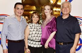 El canciller Nacional, Rubén Ramírez Lezcano, Adriana de Ramírez, Pelusa de Biedermann y Carlos Jorge Biedermann.