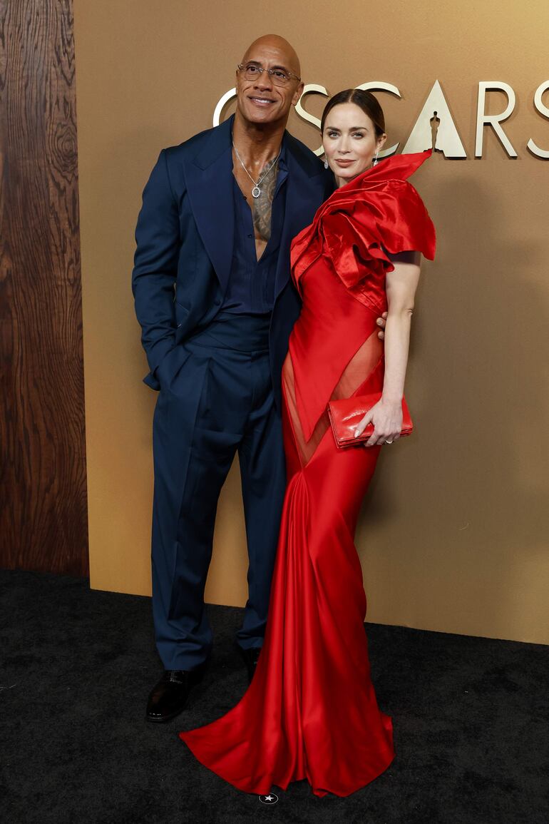 El actor y luchador profesional estadounidense Dwayne Johnson y la actriz británica Emily Blunt posando juntos en los Governors Awards de la Academia de Artes y Ciencias Cinematográficas. (EFE/EPA/CAROLINE BREHMAN)
