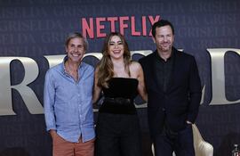 La actriz colombiana, Sofía Vergara, junto al productor estadounidense Eric Newman (d) y el director colombiano Andrés Baiz (i) durante la presentación de la serie de Netflix 'Griselda', este martes en Madrid.