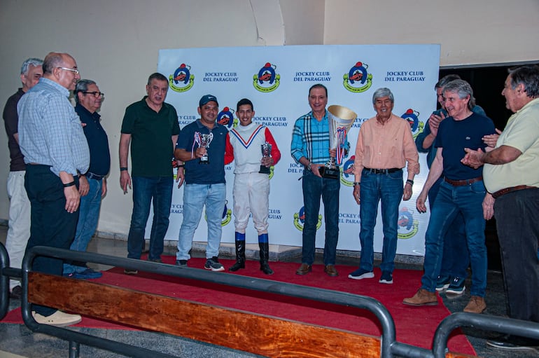 César Paredes coach, Santiago Cabrera jockey y Juan Carlos Aveiro propietario de King Talent, en el premio "15 de Agosto".