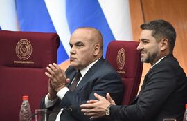 Basilio "Bachi" Núñez y Pedro Alliana aplauden al presidente Santiago Peña.