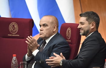 Basilio "Bachi" Núñez y Pedro Alliana aplauden al presidente Santiago Peña.