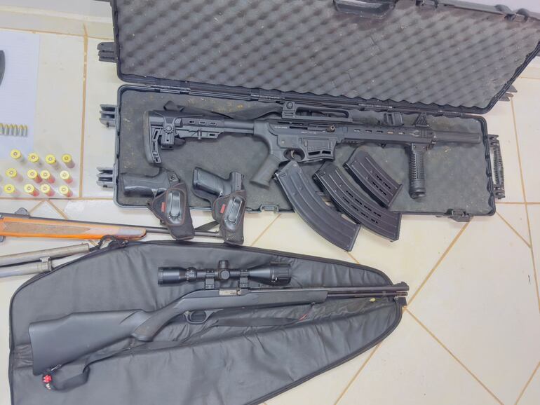 Algunas de las armas contaban con miras y gran cantidad de cartuchos.