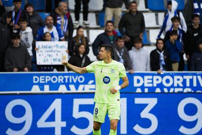 El delantero polaco del FC Barcelona Robert Lewandowski celebra uno de sus goles marcados ante el Alavés durante el partido de la novena jornada de Liga que Alavés y Barcelona disputan esta tarde en el estadio de Mendizorrotza de Vitoria.