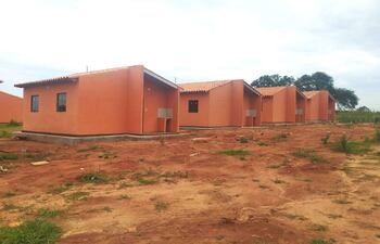 Beneficiarios no pueden acceder aún a sus viviendas por falta de servicios básicos: agua y energía eléctrica.