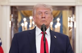 El presidente estadounidense Donald J. Trump hace una pausa al finalizar su discurso sobre la guerra con Irán desde el Salón de la Cruz de la Casa Blanca en Washington, D.C.