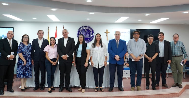 Autoridades de la Universidad Católica "Nuestra Señora de la Asunción" invitan a los jóvenes a postularse a las medias becas que ofrece la institución.