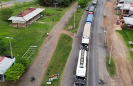 Larga fila de camiones varados en la ruta en la ciudad de Villa Hayes a raíz de la manifestación de los indígenas.
