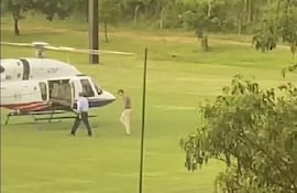 Santiago Peña, retirándose de un juego de golf en helicótero.