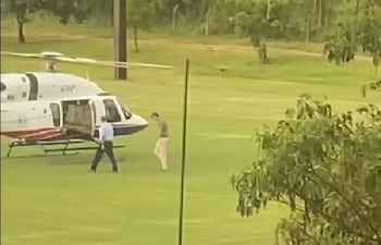 Santiago Peña, retirándose de un juego de golf en helicótero.