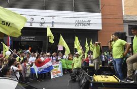 Docentes interinos protestaron frente al MEC exigiendo un concurso público para seguir en el Banco de Datos de Elegibles.
