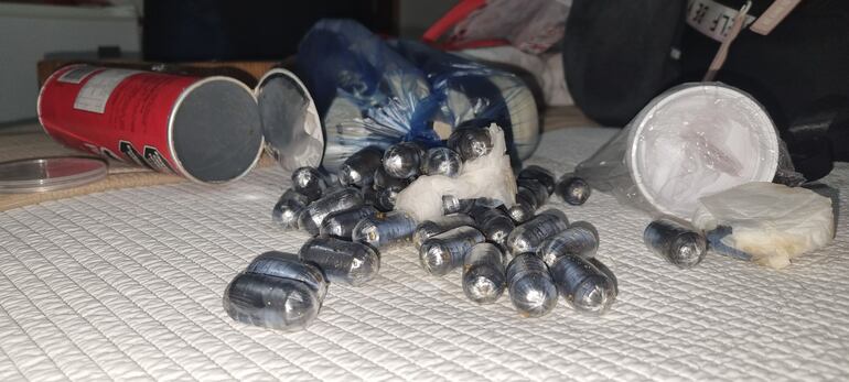 Evidencias incautadas en Paraguay, en el marco de operativos conjuntos para desarticular una red de tráfico de drogas por "mulas".