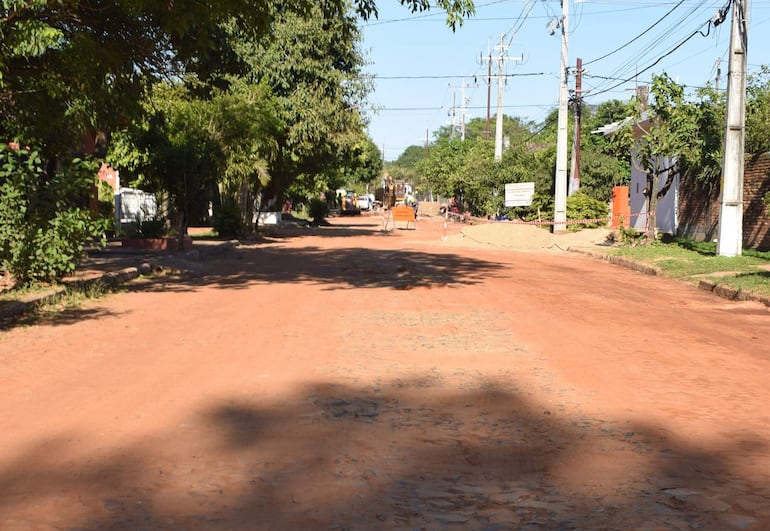 Señalan que varios tramos quedaron destruidos, fueron rellenados con arena roja y presentan grandes baches.