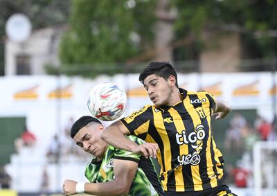 Duelo aéreo entre Thiago Servín (22 años) y Hugo Fernández (27), autor del primer gol repollero.