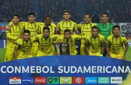 Los jugadores de Deportivo Recoleta posan para una foto de equipo antes del partido de fútbol de la fase de grupos de la Copa Sudamericana entre el San Lorenzo de Argentina y el Recoleta FC, en el estadio Pedro Bidegain en Buenos Aires.