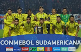 Jugadores de Recoleta FC posan para una foto de equipo antes del partido de fútbol de la fase de grupos de la Copa Sudamericana ante San Lorenzo de Argentina, en el estadio Pedro Bidegain de Buenos Aires.
