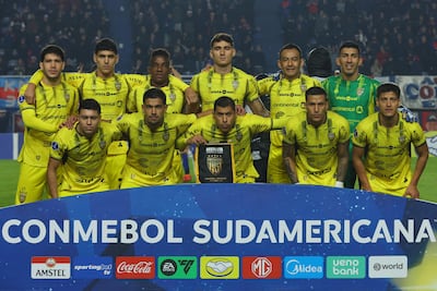 Jugadores de Recoleta FC posan para una foto de equipo antes del partido de fútbol de la fase de grupos de la Copa Sudamericana ante San Lorenzo de Argentina, en el estadio Pedro Bidegain de Buenos Aires.