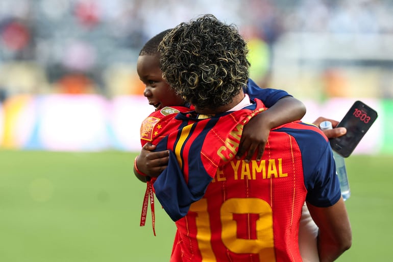 ¡Pura ternura! El pequeño Keyne, emocionado y feliz en brazos de Lamine Yamal. (FRANCK FIFE / AFP)