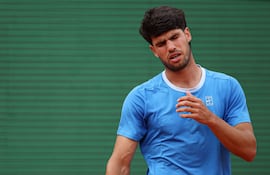 El español Carlos Alcaraz reacciona durante el partido frente al italiano Jannik Sinner en la final del Masters de Montecarlo en el Court Rainier III del Montecarlo Country Club, en Roquebrune-Cap-Martin, Francia.