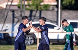 Giovanni Bogado y Víctor Sebastián Quintana festejan el gol del Sportivo Luqueño.