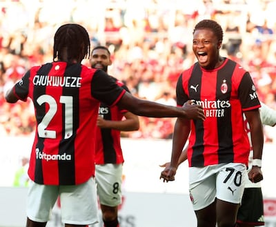 Samu Chukwueze y Alphadjo Cissé, en el festejo de un gol para el Milan.