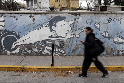 Una mujer camina frente a un mural de Pablo Neruda, en Santiago (Chile). La reconocida obra 'Veinte poemas de amor y una canción desesperada' del escritor, político chileno y Premio Nobel de Literatura Pablo Neruda cumple un siglo desde su publicación, siendo un poemario lleno de amor romántico, pero también de ácida controversia.