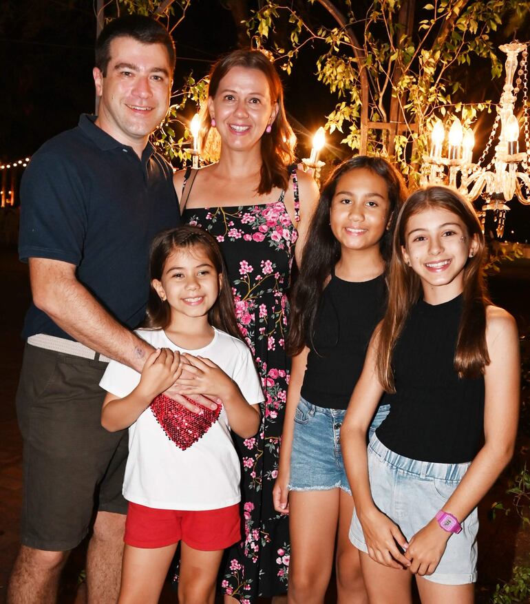 Matías Heinichen junto a Arlene Schuller, Ivette, Aitana y Gloriana Heinichen.