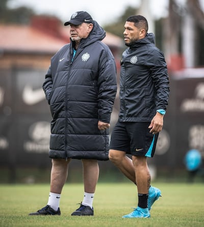 El entrenador de Olimpia, Éver Hugo Almeida, junto al experimentado mediocampista, Richard Ortiz.
