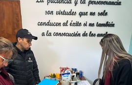 El fiscal de San Lorenzo, Gerardo Antonio Chamorro Ortega, en el allanamiento al asilo para ancianos Balcón de la Luna de Capiatá.