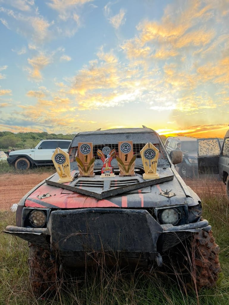 La máquina de Ale Fleitas e Iván Cuevas y los trofeos de los vencedores de la jornada.