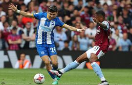 El delantero paraguayo de Brighton, Julio Enciso (L), compite con el delantero jamaicano de Aston Villa, Leon Bailey (R), durante el partido de fútbol de la Premier League inglesa entre Aston Villa y Brighton y Hove Albion en Villa Park en Birmingham, centro de Inglaterra, el 28 de mayo de 2023.