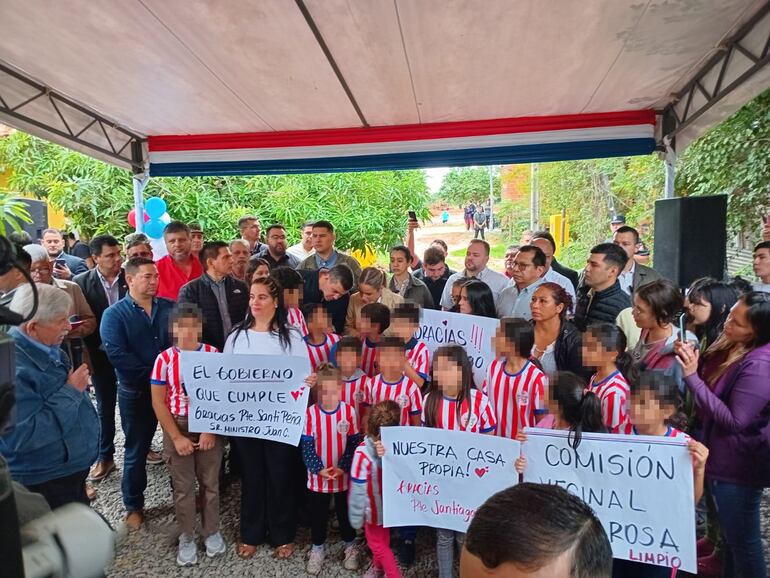 El presidente Peña y su esposa Leticia Ocampos, en un acto de entrega de viviendas en Limpio. Se rodearon de niños para las fotos.