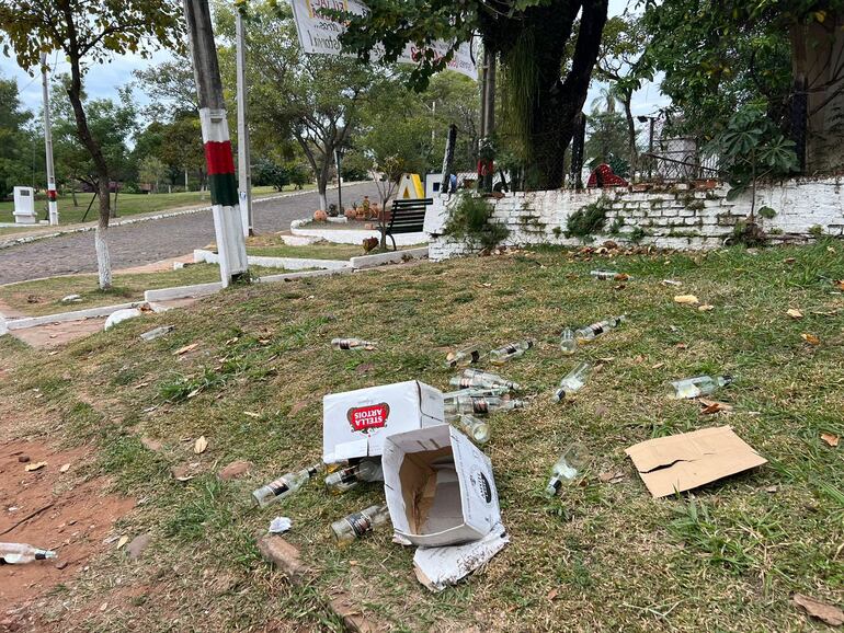 En la vía pública quedan todo tipo de basuras.