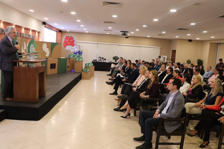 Enrique Duarte, presidente de la UIP presentó los resultados del programa AL-INVEST Verde en un evento de la Unión Industrial Paraguaya.