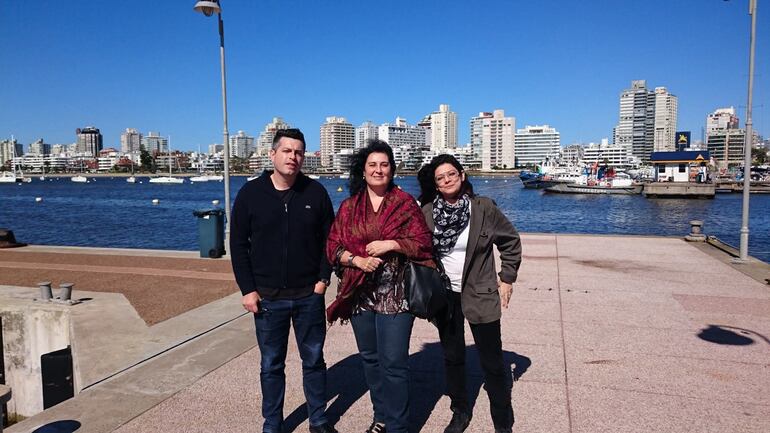 Irina Ráfols con Juan Ramírez Biederman y Mónica Bustos en Uruguay, Feria del Libro, 2017