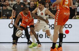 La Liga U, competición de baloncesto masculino de categoría sub-22 en España, suspendió este lunes los partidos de la próxima jornada del Real Madrid y del Valencia Basket, cuyos jugadores se encuentran varados en Abu Dabi (Emiratos Árabes Unidos), debido al cierre del espacio aéreo por el conflicto de Oriente Medio.