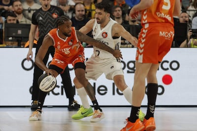 La Liga U, competición de baloncesto masculino de categoría sub-22 en España, suspendió este lunes los partidos de la próxima jornada del Real Madrid y del Valencia Basket, cuyos jugadores se encuentran varados en Abu Dabi (Emiratos Árabes Unidos), debido al cierre del espacio aéreo por el conflicto de Oriente Medio.
