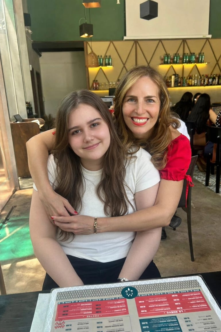 La conductora Gaby Mallorquín con su hija Gabriela Alvarenga Mallorquín. (Gentileza)