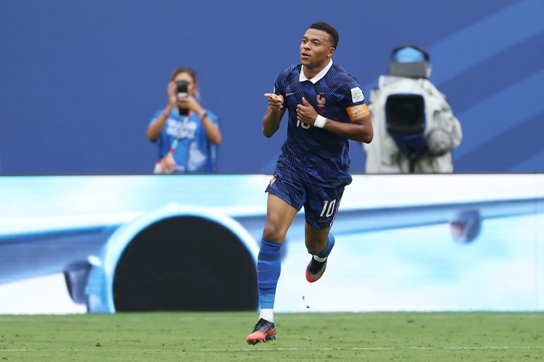 Kylian Mbappé de Francia celebra tras anotar el tercer gol de su equipo durante la final por el bronce de la Copa Mundial de la FIFA 2026 entre Francia e Inglaterra en el Miami Stadium, en Miami Gardens, Florida.