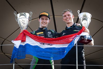 Trofeo y bandera paraguaya para Joshua Duerksen tras ganar la carrera principal este domingo en el GP de Abu Dabi.