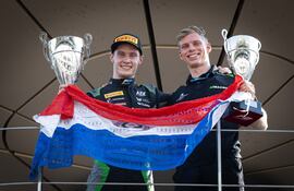 Trofeo y bandera paraguaya para Joshua Duerksen tras ganar la carrera principal este domingo en el GP de Abu Dabi.