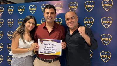 Juan Vera, intendente de Nueva Asunción, entregando su aporte mientras en su comunidad no tienen agua potable.