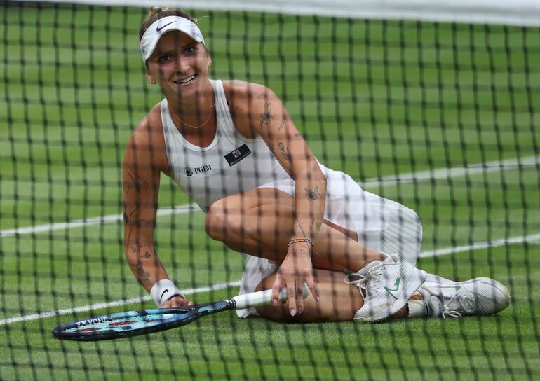 La tenista checa Marketa Vondrousova durante la final de Wimbledon 2023 contra Ons Jabeur, en Wimbledon, Gran Bretaña.