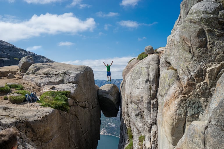 Turista posa en Kjeragbolten, Noruega.
