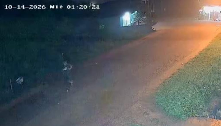 Captura del ciurcuito cerrado donde se observa al sospechoso salir del lugar del crimen.