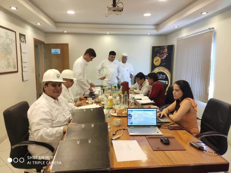 Técnicos de Perú, durante la visita a establecimientos frigoríficos de Paraguay.