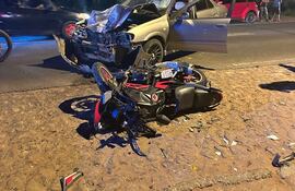 Así quedaron el auto y la moto luego del choque frontal que se produjo en la madrugada de este sábado.