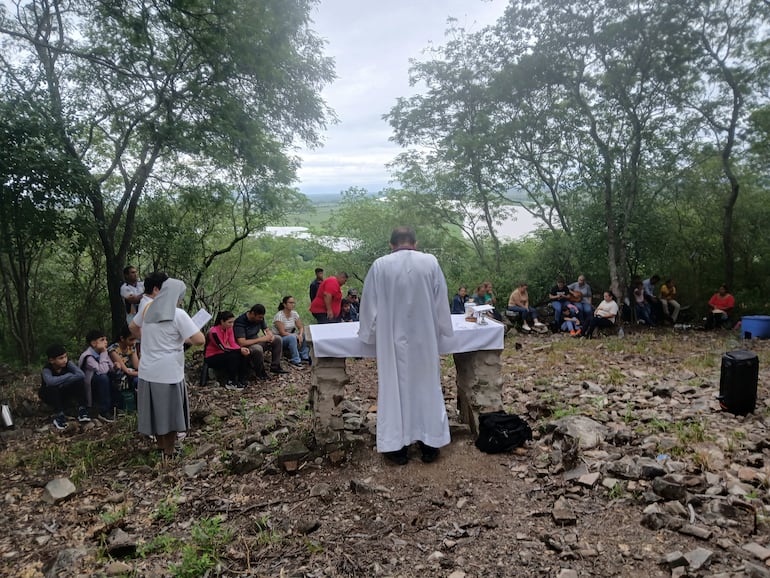 Desde la cima se puede disfrutar de esta belleza natural, parte del gran pantanal y el majestuoso río Paraguay.