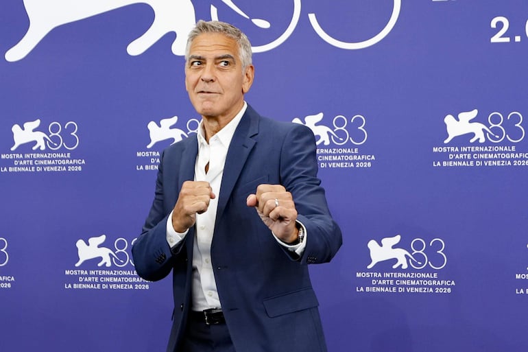 George Clooney posando para los fotógrafos en Venecia, antes de recibir hoy el León de Oro honorífico.